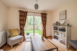 Smart TV - Stylish & spacious entire 3+1BR house in Lisburn(near Belfast)with parking  (Lisburn)