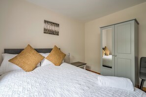 3 bedrooms, desk, iron/ironing board, free WiFi