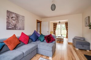 Smart TV - Stylish & spacious entire 3+1BR house in Lisburn(near Belfast)with parking  (Lisburn)