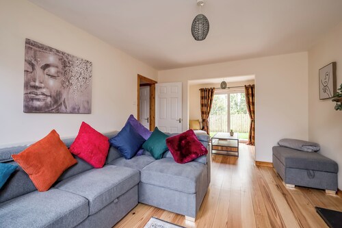 Stylish & spacious entire 3+1BR house in Lisburn(near Belfast)with parking 