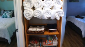 3 bedrooms, desk, iron/ironing board, travel crib - Charming 3 bedroom retreat (Herrin)