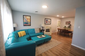 TV, books - Charming 3 bedroom retreat (Herrin)