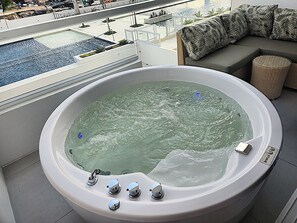 Outdoor spa tub - Apartasuite de Lujo con Jacuzzi en Santa Marta Cerca a la Playa Bello Horizonte (Magdalena)