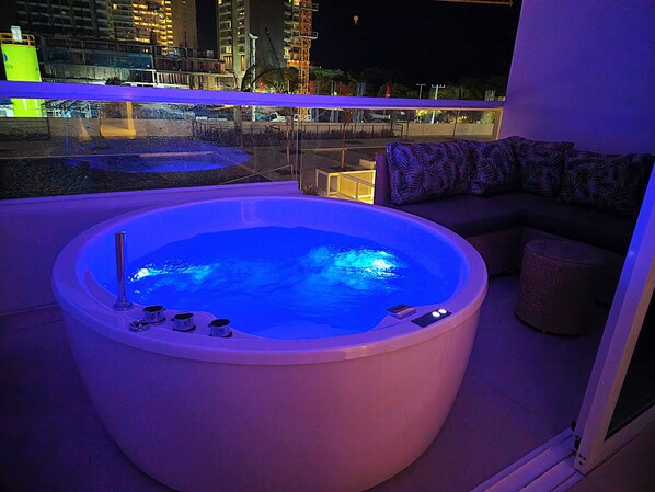 Outdoor spa tub - Apartasuite de Lujo con Jacuzzi en Santa Marta Cerca a la Playa Bello Horizonte (Magdalena)