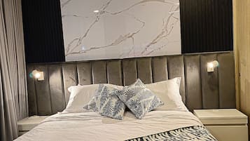 1 habitación, tabla de planchar con plancha y ropa de cama