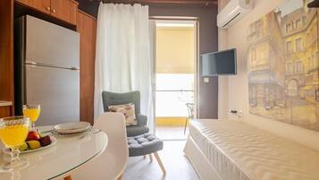 1 habitación, escritorio, tabla de planchar con plancha y wifi