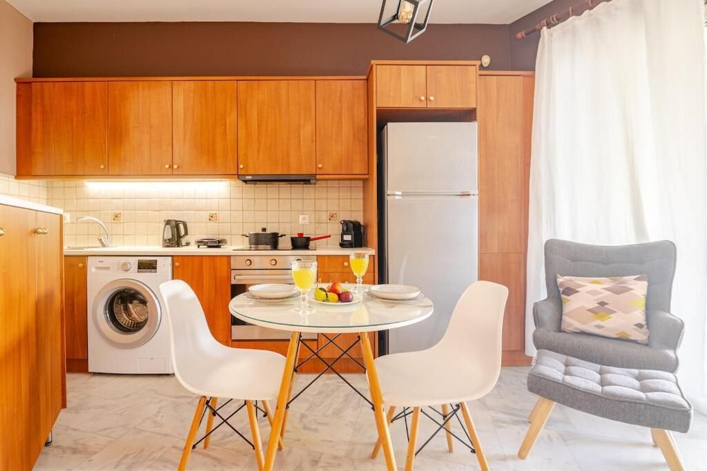 Cafetera y tetera, refrigerador, horno y tetera eléctrica 
