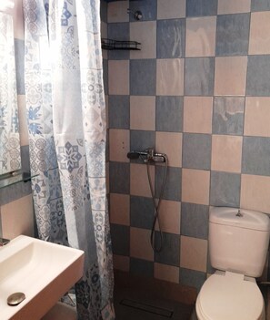 Dusj, hårføner, håndklær og såpe