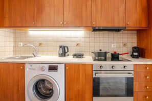 Fridge, oven, coffee/tea maker, electric kettle