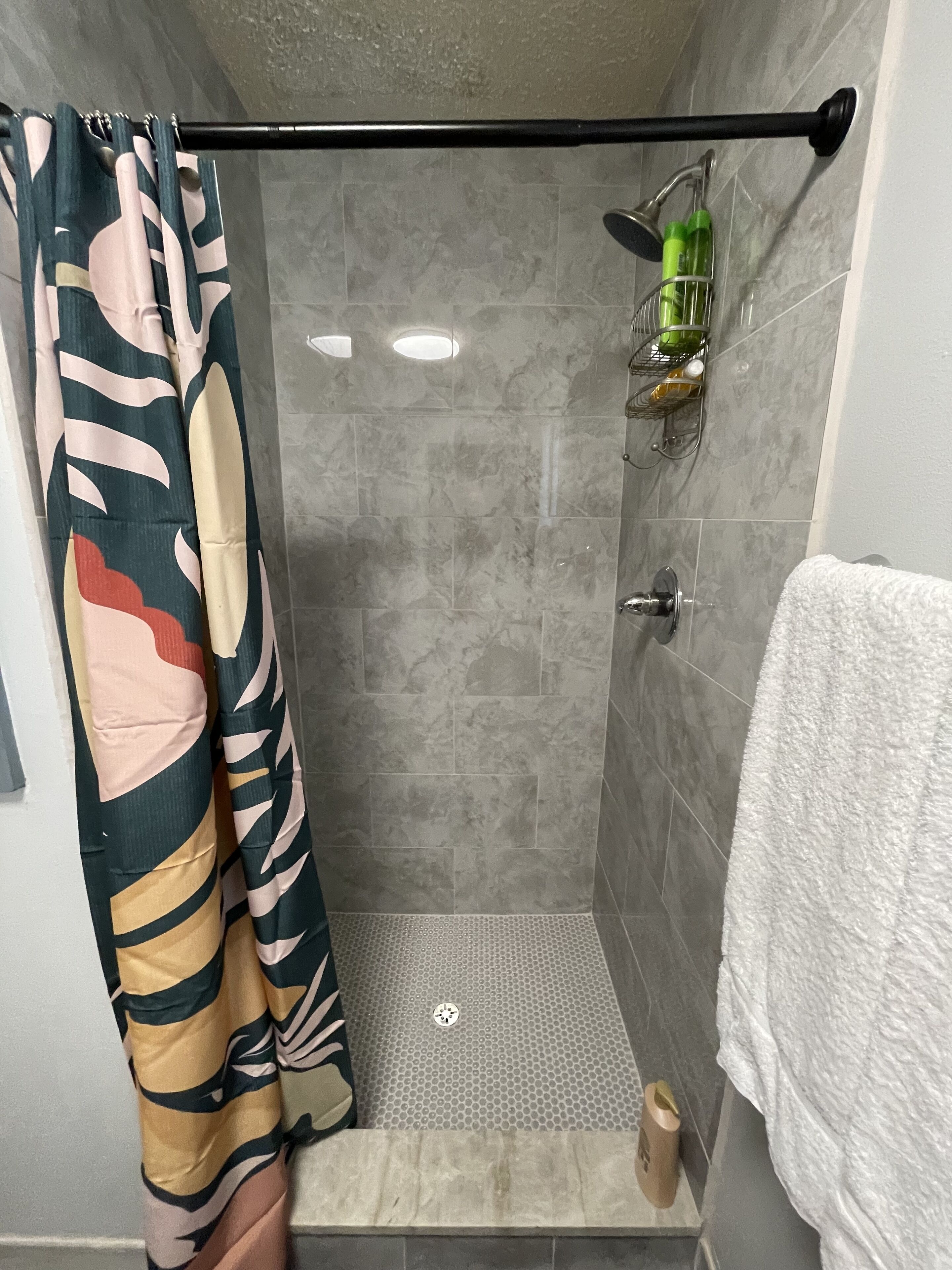 Secador de pelo, toallas, jabón y papel higiénico