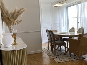 Dining - Appartement/terrasse/vue/parkings (Reims)