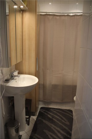 Haartrockner, Handtücher, Toilettenpapier