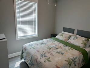 2 bedrooms, iron/ironing board, free WiFi, bed sheets - Cozy Cottage minutes from Canandaigua Lake and Fingerlakes Wine Trail (Canandaigua)
