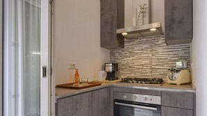 Uma cozinha moderna com forno embutido, cafeteira e torradeira.