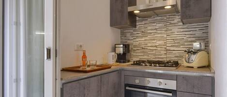 Réfrigérateur, micro-ondes, four, plaque de cuisson