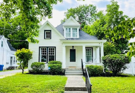 Exterior. 💙Modern Downtown with Parking - Keeneland - Horse Park