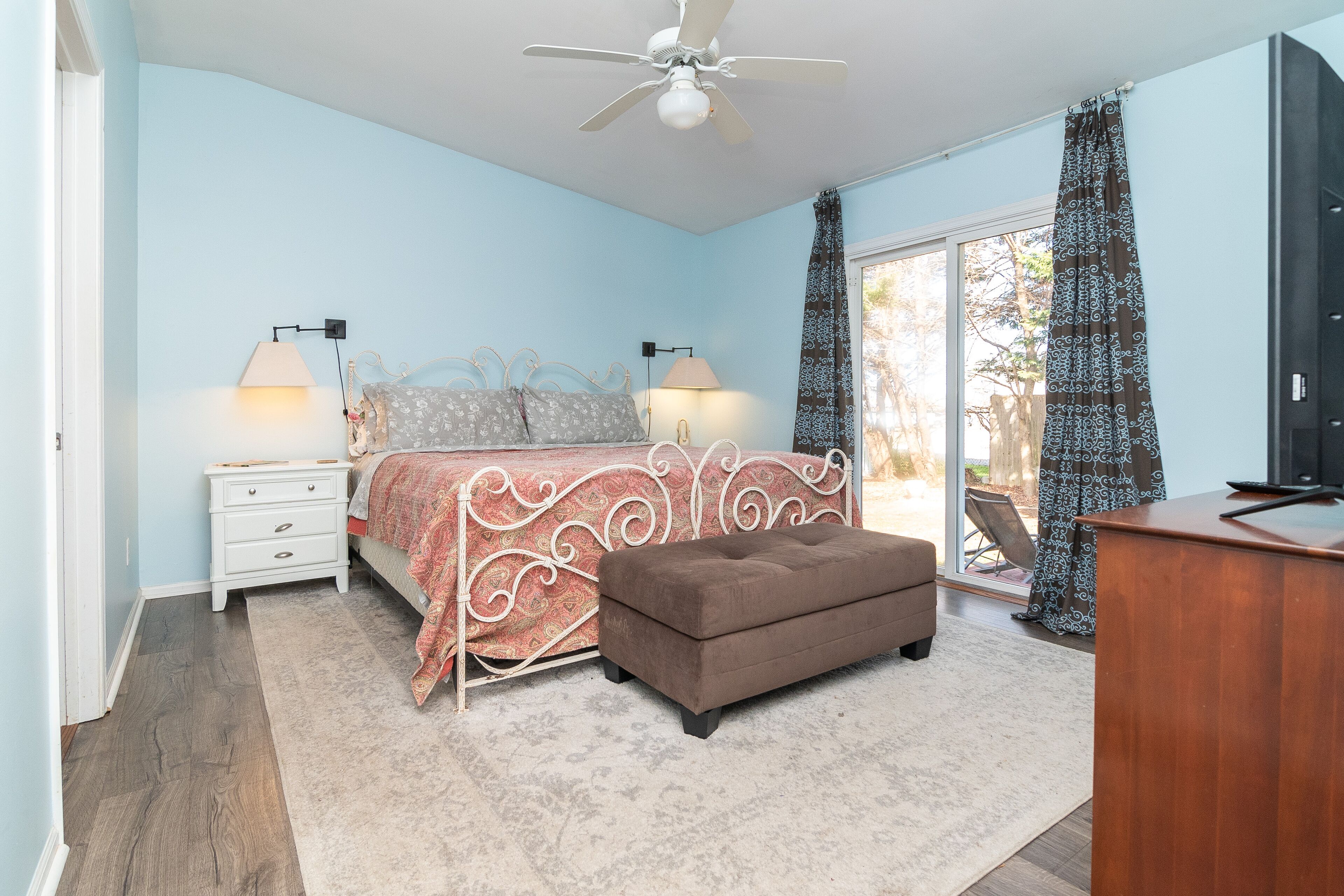 4 chambres, bureau, fer et planche à repasser, lit parapluie