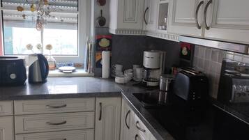 Frigorífico, microondas, horno y placa de cocina
