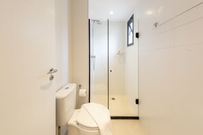 Apartamento, 1 cama de casal e sofá-cama, ar-condicionado, vista para a cidade | Banheiro