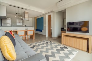 Apartment, 1 Queen-Bett und Schlafsofa, Balkon, Stadtblick | Wohnbereich