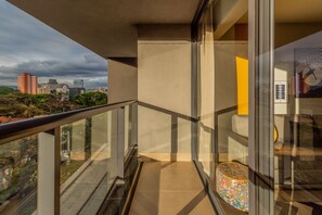 Apartamento, 1 cama Queen e sofá-cama, sacada, vista para a cidade | Sacada
