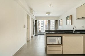 Huoneisto, 1 parisänky ja vuodesohva, ilmastointi, kaupunkinäköala | Yksityinen keittiö