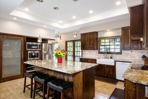 Fridge, microwave, oven, stovetop - ★★ Beautiful 5-star ★ Ocean View near beaches, quiet, private pool/spa/AC ★★ (Kailua-Kona)