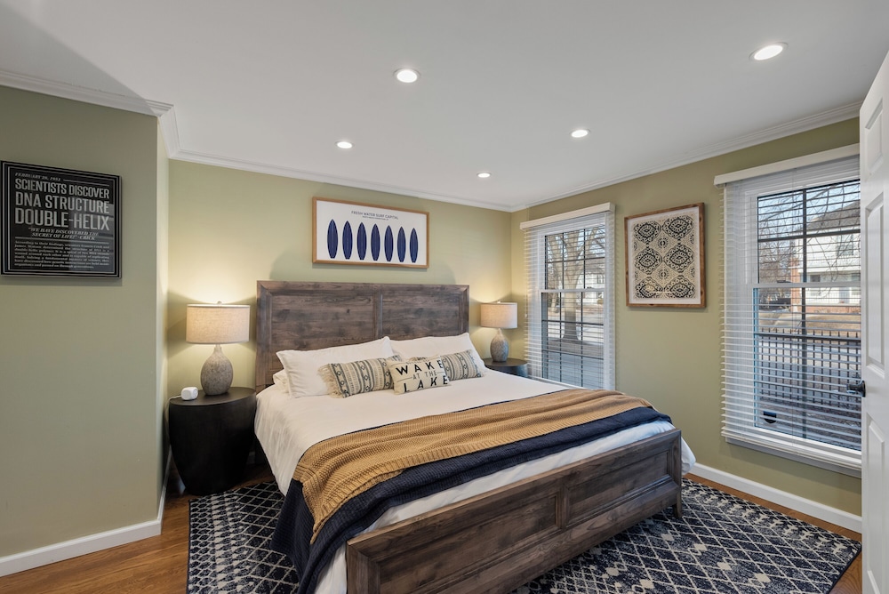 Luxury Downtown Sheboygan 4BR2.5 Bath 3 min walk to beach Lakeside