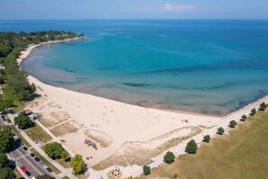På stranden, solstolar och strandhanddukar