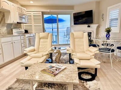 Unique as a Seahorse sleeps 4 w/2 full baths , large sundecl