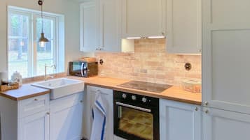 Een koelkast, een oven, een vaatwasser, een koffiezetapparaat/waterkoker