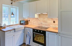 Réfrigérateur, four, lave-vaisselle, cafetière/bouilloire