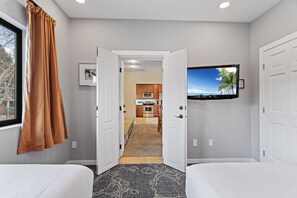 4 室のベッドルーム、デスク、アイロン / アイロン台、WiFi (無料)