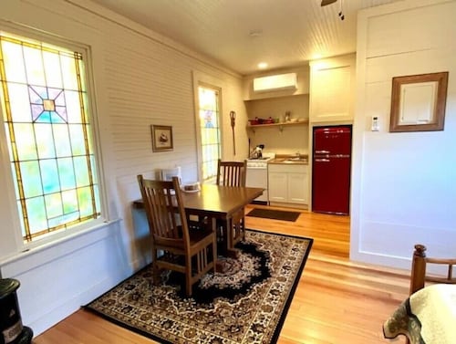 Bunkhouse Seventy-Four - Cute, quaint and just minutes from Jacksonville, IL
