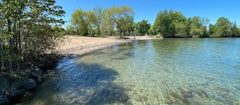 Rustic Cabin Across Innisfil Beach Park