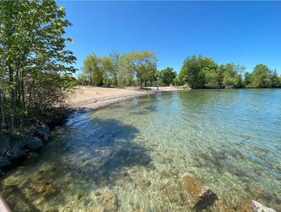 Rustic Cabin Across Innisfil Beach Park