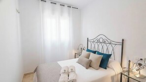 2 soverom, strykejern/-brett, reiseseng for barn og wi-fi