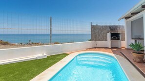 A swimming pool with a view of the sea, a fenced area, and a small outdoor kitchen. - Villa Paraiso Torrox by Ruralidays (Málaga)