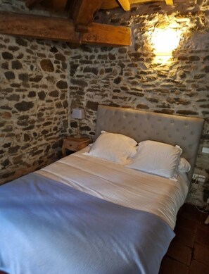 6 bedrooms, WiFi, bed sheets