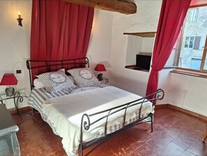 6 bedrooms, WiFi, bed sheets