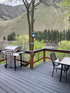 Outdoor dining - RIGGINS RITZ (Riggins)