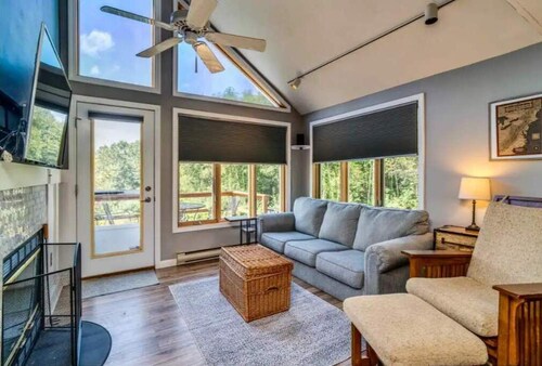 Bear Chase Bungalow - sleeps 6. Close to skiing, Ice Castles and winter fun!