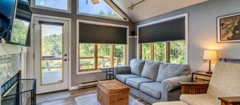 Bear Chase Bungalow - sleeps 6. Close to skiing, Ice Castles and winter fun!