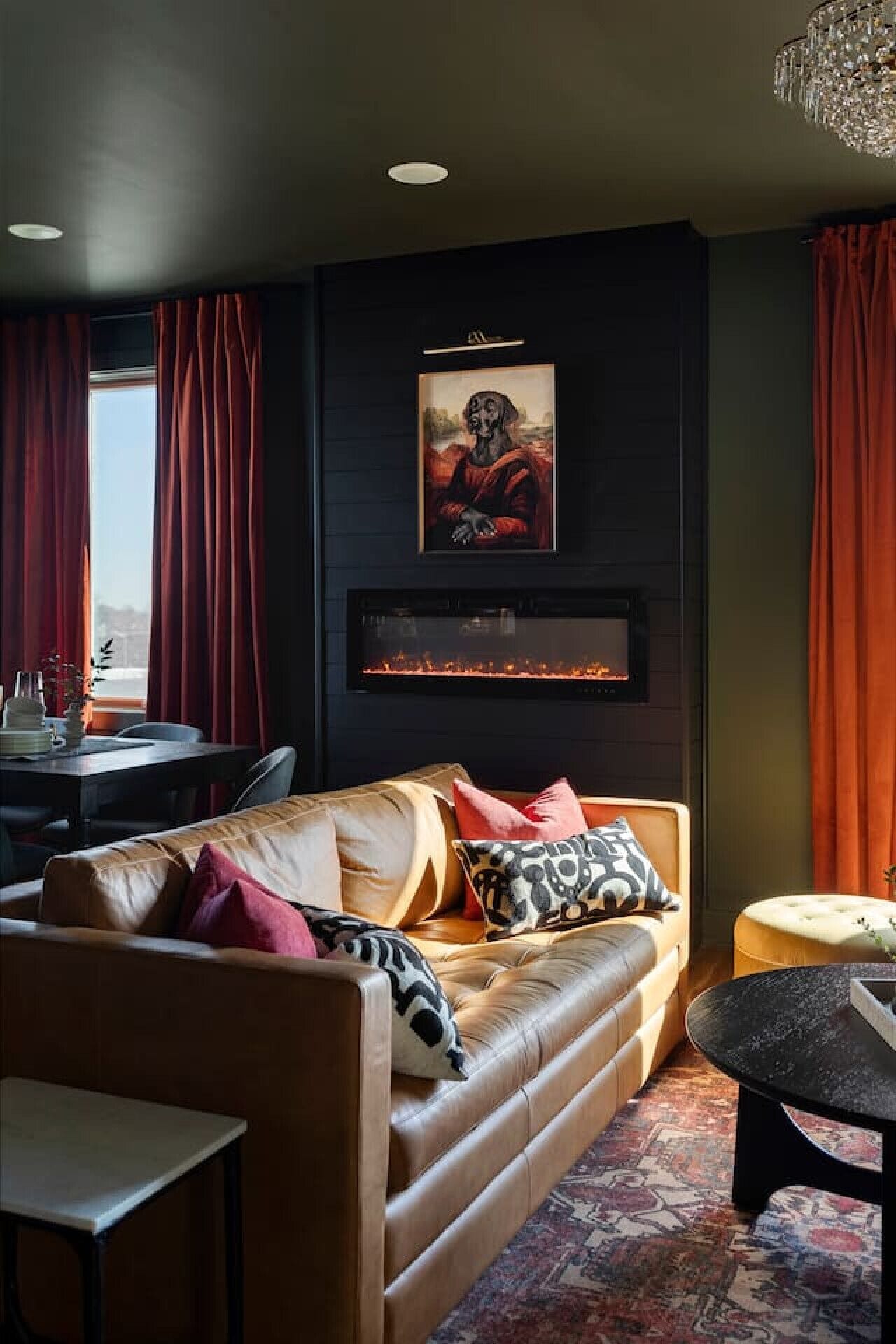 Una Smart TV, una chimenea, un reproductor estéreo