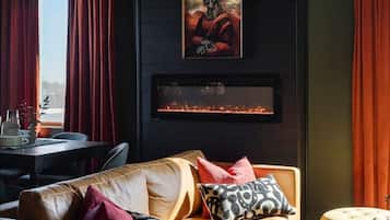 Una Smart TV, una chimenea, un reproductor estéreo