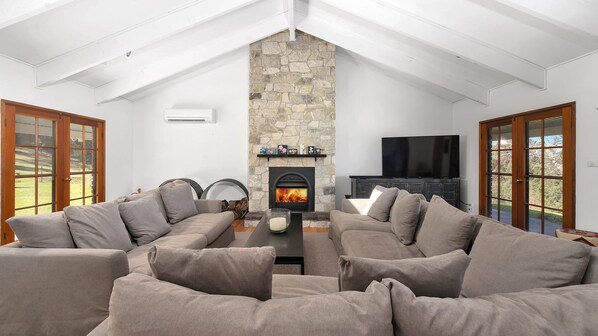 Una televisión, una chimenea