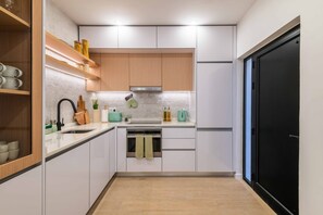 Refrigerador, microondas, horno y parrilla de estufa