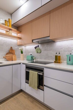 Réfrigérateur, micro-ondes, four, plaque de cuisson