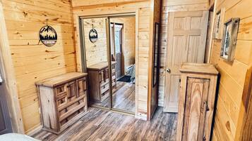 2 bedrooms, desk, free WiFi, bed sheets