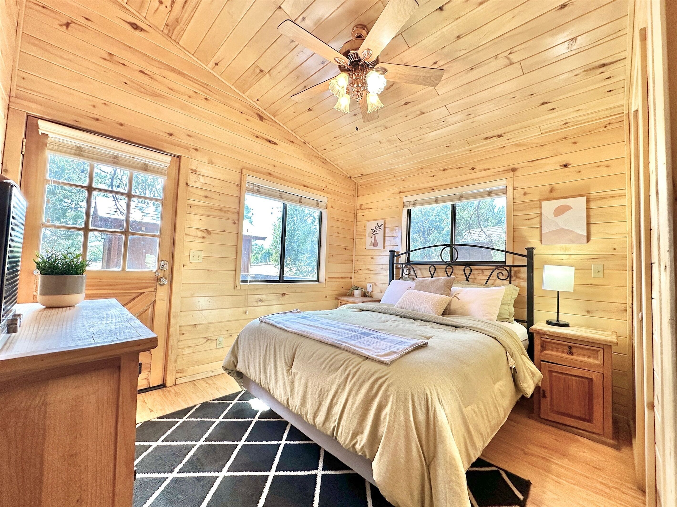 2 bedrooms, travel crib, free WiFi, bed sheets